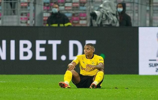 1629244652149023370.jpg 46790287-9901819-Manuel_Akanji_sits_down_after_his_mistake_allowed_Lewandowski_th-a-149_1629235476721.jpg
